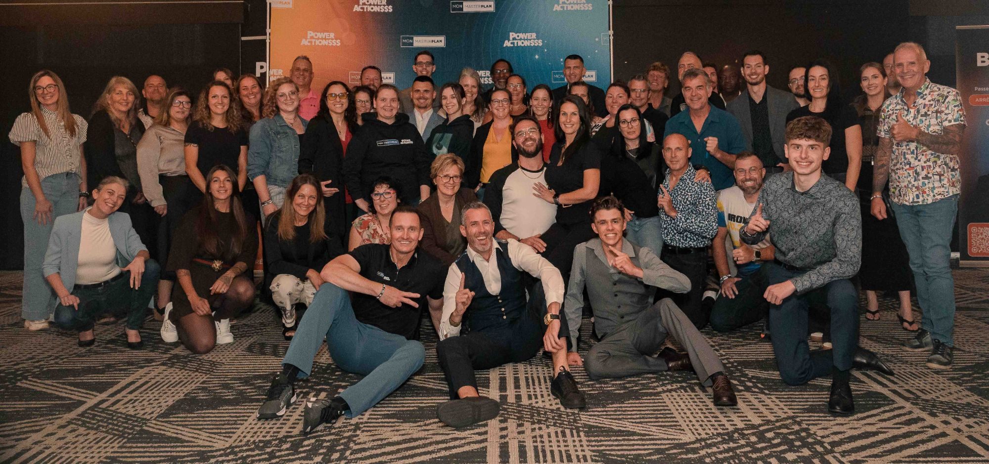 Photo de groupe : Gabriel Landry avec une cinquantaine d'entrepreneurs lors d'un événement Mon Masterplan