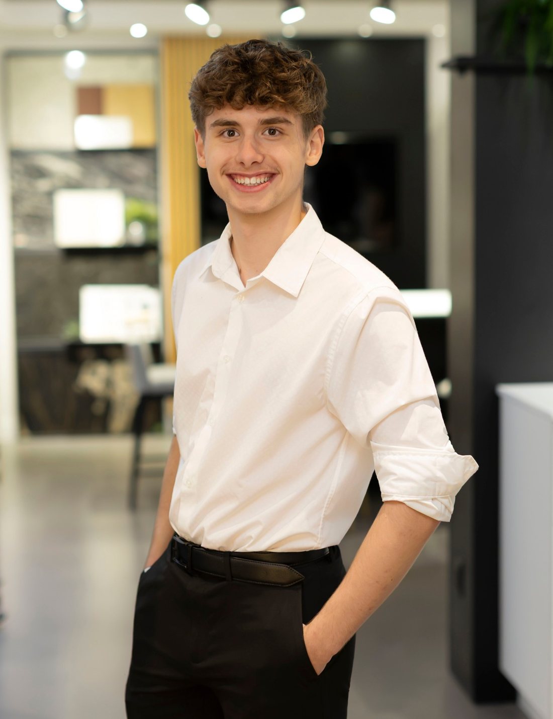 Portrait de Gabriel Landry, souriant, mains dans les poches