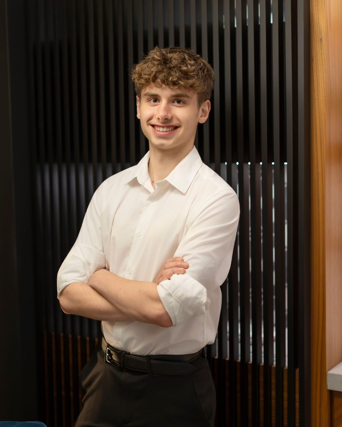 Portrait de Gabriel Landry, souriant, bras croisés